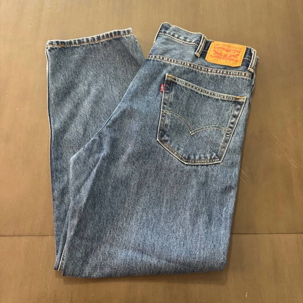 Levi’s 550 Men’s 38/30 Medium Wash Relaxed Fit Jean